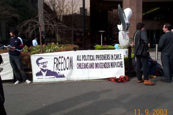 Banner at Consulate: Freedom for all political prisoners in Chile!