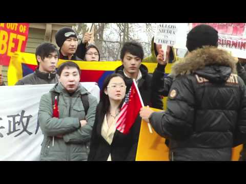 Protestors and supporters wait for Xi Jinping in Muscatine, Iowa