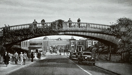 Wu Ming on an English bridge