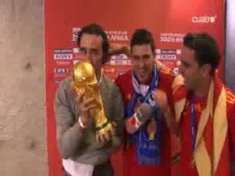 (subtitled) World Cup: Xavi, Villa...beer shower | Champion Interviews