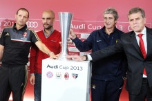 
AC Mailands Trainer Massimiliano Allegri, Bayerns Pep Guardiola, Manuel Pellegrini von Manchester City und der Trainer des FC Sao Paulo, Paulo Autuori, posieren um den Audi-Cup. Für die Trainer steht bei dem Vorbereitungsturnier aber der Testcharakter im Vordergrund
