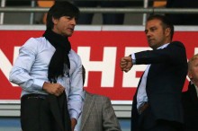 
Läuft die gemeinsame Zeit bald ab? Hansi Flick (r.) und Bundestrainer Joachim Löw 
