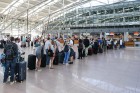 Am Freitagmorgen im Hamburger Flughafen: In langen Schlangen warten Fluggäste auf ihre Abfertigung. Zahlreiche Beschäftigte der Firma AHS waren nicht zum Dienst erschienen