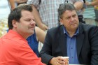 
Der SPD-Parteivorsitzende Sigmar Gabriel (r.) sitzt mit Comedian Ingo Appelt beim Wahlkampf-Auftakt in Wolfenbüttel zusammen
