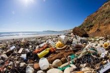 Was für ein Müll: Viele Urlaubsparadiese haben eine hässliche Kehrseite. Dazu schwimmen in den Weltmeeren mehr als 100 Millionen Tonnen Plastikmüll