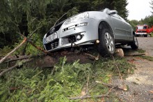 
Während eines schweren Unwetters in Oberschwaben im Landkreis Biberach fuhr ein Autofahrer gegen einen umgestürzten Baum. Der Fahrer kam mit dem Schrecken davon
