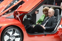 
Eigentlich ein großer Freund vieler Pferdestärken: Russlands Staatspräsident Wladimir Putin beim Besuch der Hannover Messe mit Bundeskanzlerin Angela Merkel (CDU) in einem VW XL1
