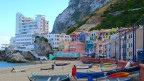 Beliebter Strand: Catalan Bay mit seinen bunten Häuschen und dem in den Felsen gebauten Hotel Caleta