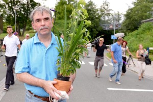 Gustl Mollath verlässt am 06.08.2013 mit einer Topfpflanze in der Hand das Bezirkskrankenhaus in Bayreuth (Bayern). Der seit Jahren in der Psychiatrie sitzende Gustl Mollath kommt umgehend frei. Das Strafverfahren gegen ihn wird wieder aufgenommen. Foto: David Ebener/dpa (zu dpa-lby "Mollath kommt aus Psychiatrie frei - Verfahren wird neu aufgerollt" vom 06.08.2013) +++(c) dpa - Bildfunk+++