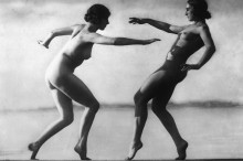 
Mit seinem Kulturfilm „Wege zu Kraft und Schönheit“ wollte Wilhelm Prager 1925 dem nackten, sich ungezwungen bewegenden Menschen ein Denkmal setzen. 
