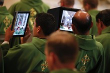 Im Netz des Vatikan: Priester zeichnen mit dem iPad eine Messe im Petersdom auf