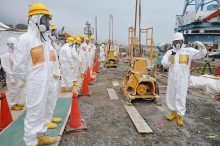 Staatliche Inspekteure auf dem Gelände einer Baustelle in der Nähe des havarierten Kernkraftwerks Fukushima. Eine Barriere am Ufer sollte das radioaktiv verseuchte Grundwasser daran hindern, ins Meer zu sickern. Bislang offenbar ohne Erfolg
