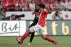 
Der Mainzer Shinji Okazaki (r) aus Japan und der Stuttgarter Daniel Schwaab (l) versuchen an den Ball zu kommen
