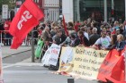 
Gegendemonstranten protestieren in Hamburg gegen den Aufzug der NPD am Hauptbahnhof
