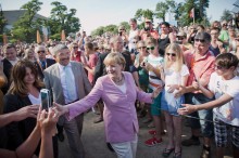 
Auf dem Höhepunkt ihrer Beliebtheit: Angela Merkel, hier bei einem Wahlkampfauftritt in Heringsdorf, scheint derzeit unbegrenztes Vertrauen zu genießen
