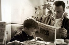 
1965 bei einem Urlaub in der Schweiz: Claus und sein Sohn Tom Jacobi ganz vertieft in ihre Morgenlektüre - der Vater liest die „Herald Tribune“, der Sohn schaut sich ein Bilderbuch an
