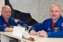 
Mark (rechts) und Scott Kelly treten den ultimativen Vergleich an: Wie reagieren die Körperfunktionen auf die gleichen Tätigkeiten – des einen im All und des anderen auf der Erde?
