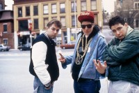 
Als 1985 drei weiße jüdische Jungs auf der Bühne stehen und rappen, ist das eine Revolution, ja ein Skandal. Michael „Mike D“ Diamond, Adam „Ad-Rock“ Horovitz sowie Adam „MCA“ Yauch traten damals als Vorband für Madonna auf...
