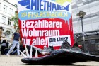 
Die Linksfraktion der Hamburgischen Bürgerschaft hat am Mittwoch im Karoviertel ihren Unmut über steigende Mieten in Hamburg geäußert
