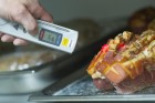
Ein Lebensmittelkontrolleur der Stadt Mannheim überprüft bei einer Betriebskontrolle die Temperatur einer Fleischware
