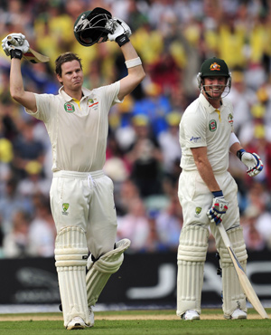 Steve Smith celebrates bringing up  his century