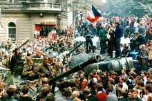 
Prager Bürger mit tschechischer Flagge stehen am 21. August 1968 auf einem umgestürzten Wagen vor einem sowjetischen Panzer. Die Bevölkerung leistete erbitterten Widerstand gegen die Invasoren. Doch am Ende wurde der Aufstand niedergeschlagen. Es war das Ende des „Prager Frühlings“
