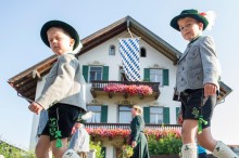 
Von wegen zurückgeblieben: stolze Jungen in Tracht bei der traditionellen Prozession an der Seepromenade am Kochelsee
