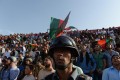 
Ein Stück Normalität: Fußballfans in Kabul. Der Sport ist in Afghanistan äußerst populär - und gefährlich. Die radikalen Taliban halten Fußball für unislamisch. Während der Talibanherrschaft wurden viele Sportler verfolgt und getötet.
