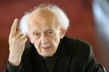 
Der polnische Soziologe Zygmunt Bauman ist ein Deuter der Gegenwart: auf seine Ehrendoktorwürde der Niederschlesischen Hochschule in Breslau wollte er wegen des Drucks von Rechtsradikalen verzichten – der Hochschulsenat hält daran fest
