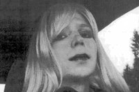 
Ein undatiertes Foto zeigt Bradley Manning mit Lippenstift und Langhaarperücke
