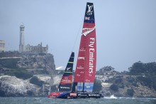 
Vor Alcatraz – Team New Zealand liegt nach den ersten fünf Rennen bei der Herausfordererrunde zum America’s Cup in der Serie „best of 13“ mit 4:1-Siegen in Front gegenüber der italienischen „Luna Rossa“. Zum Einzug in den America’s Cup gegen Titelverteidiger „Oracle Team USA“ sind sieben Erfolge nötig
