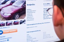 
Autokauf im Internet wird immer beliebter. Der ADAC attestierte den Portalen große Preisvorteile, sieht aber auch Schwächen bei der Beratung
