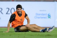 
Immerhin muss Luis Suarez jetzt nicht mehr – wie hier auf dem Foto – Schmerzen erleiden, nachdem er beim Mannschaftstraining von einem seiner Teamkollegen gefoult wurde
