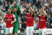 
Lukas Podolski freut sich mit den Arsenal-Profis Wojciech Szczesny, Aaron Ramsey und Jack Wilshere (v.l.) über das Erreichen des vierten Platzes, mit dem die Londoner im Spätsommer Champions-League-Qualifikation spielen dürfen
