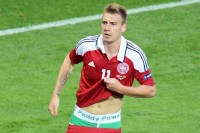 Nicklas Bendtner bei der EM 2012, wo er beim Torjubel unerlaubte Werbung auf seiner Unterhose hervorblitzen ließ