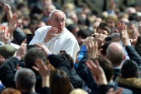 
Glübige winken Papst Franzikus begeistert zu, der am Ostersonntag die Messe zelebriert
