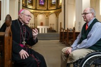 
Norbert Vojta (r.) im Gespräch mit Erzbischof Werner Thissen im Mariendom
