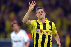 
Wer gut kickt, braucht keine emotionale Bindung an seinen Verein. Beispiel Robert Lewandowski, der eigentlich von Borussia Dortmund weg wollte, dort aber dennoch gute Leistungen bringt. Beratungen wollen ihrer Klientel aber häufig etwas anderes weismachen und propagieren emotionale Bindung an den Arbeitgeber als Erfolgsrezept
