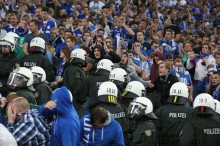 
Im Spiel gegen Saloniki stürmte die Polizei den Schalker Fanblock, weil einige Anhänger ein provozierendes Transparent nicht entfernen wollten. Nun ist ein Streit über die Verhältnismäßigkeit des Einsatzes entbrannt
