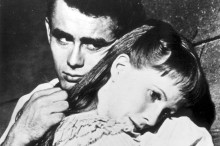 
Zarte Liebe: Cal (James Dean) und Abra (Julie Harris) in dem Hollywood-Klassiker „Jenseits von Eden“ aus dem Jahre 1955
