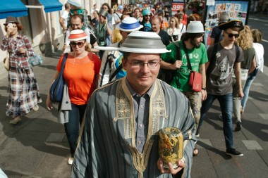 
Nudelsieb auf dem Kopf, Nudeln in der Hand: Die russischen Pastafarian am 17. August in Moskau
