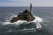 
Ein Bild vom Rennen 2011: Das Boot des Amerikaners Rives Potts passiert den berühmten Fastnet Rock, die südlichste Spitze Irlands
