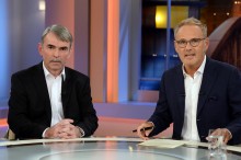 
Gustl Mollath (l.) neben TV-Moderator Reinhold Beckmann. Der 56-Jährige war am 6. August 2013 nach sieben Jahren Zwangsunterbringung in der forensischen Psychiatrie freigekommen. Sein umstrittener Fall hatte bundesweit für Aufsehen gesorgt
