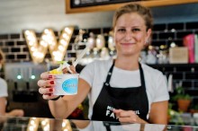 
Für Frozen Jogurt werden Joghurt und Milch mit Luft aufgeschlagen und heruntergekühlt
