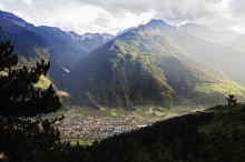 
Blick auf Laas im Vinschgau: Die Schrägbahn am Berg (Mitte) transportiert den Marmor, der auch in New York am Ground Zero verwendet wird, ins Tal. In der Schlucht links schimmert kein Schnee, sondern abgebrochener weißer Marmor
