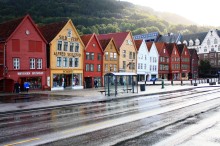 
Eine vom Regen nasse Straße in Bergen
