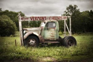
Dieser alte Truck wirbt für hausgemachten Käse.

