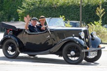 
Claus Mirbach und seine Frau Britta im Morris 8 Open Tourer von 1934. Das schwarze Auto hat nur 23 PS 
