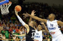 
Robin Benzing (l.) zieht gegen Frankreichs Boris Diaw (r.) und Alexis Ajinca erfolgreich zum Korb. Er war einer der entscheidenden Männer beim Sensationssieg
