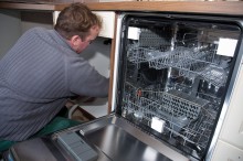 
Monteur schließt einen Geschirrspüler an. Bei vielen Bosch-Siemens-Geräten muss ein elektronisches Bauteil gewechselt werden
